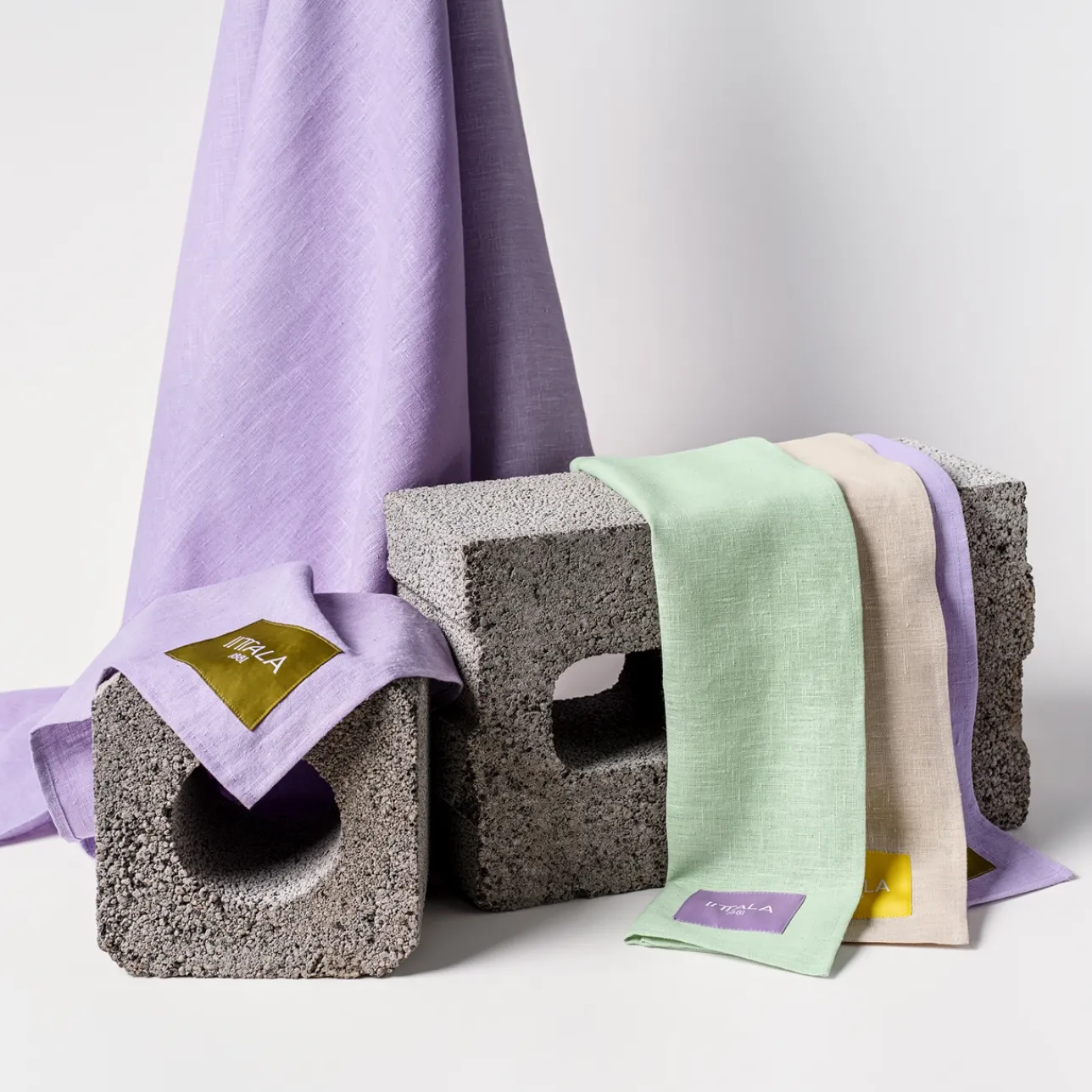 Kökstextilier*IITTALA Bordduk 135x250cm Lila-oliv