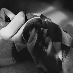 Hemtextilier*IITTALA Filt 130x180cm Ecru-svart