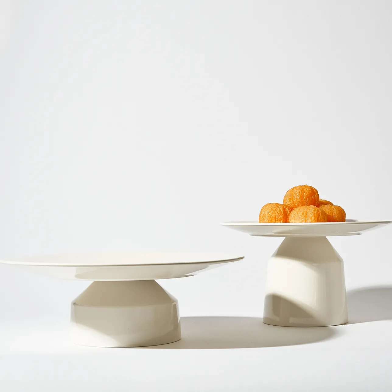 Serveringsbrickor Och Uppläggningsfat|Kakfat*IITTALA Högt serveringsfat 24x14 cm vit